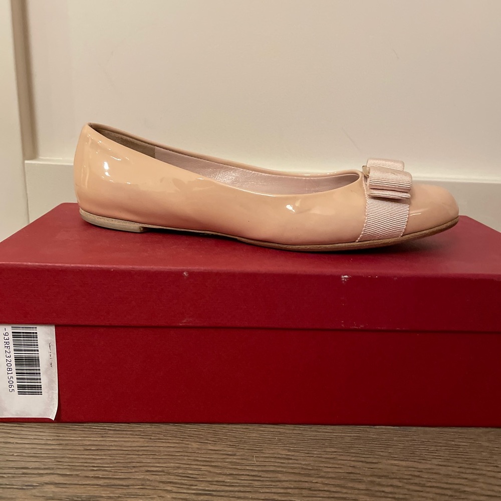 Salvatore Ferragamo classic cars flat. Nude/soft pink